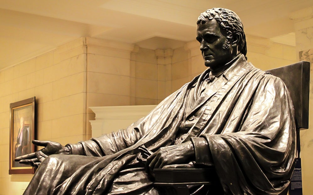 Cualquiera que visite el interior del actual edificio del Tribunal Supremo, en Washington D.C., se encontrará con esta estatua de John Marshall, sufragada por la Asociación de Abogados de Estados Unidos, obra del escultor William Wetmore. 