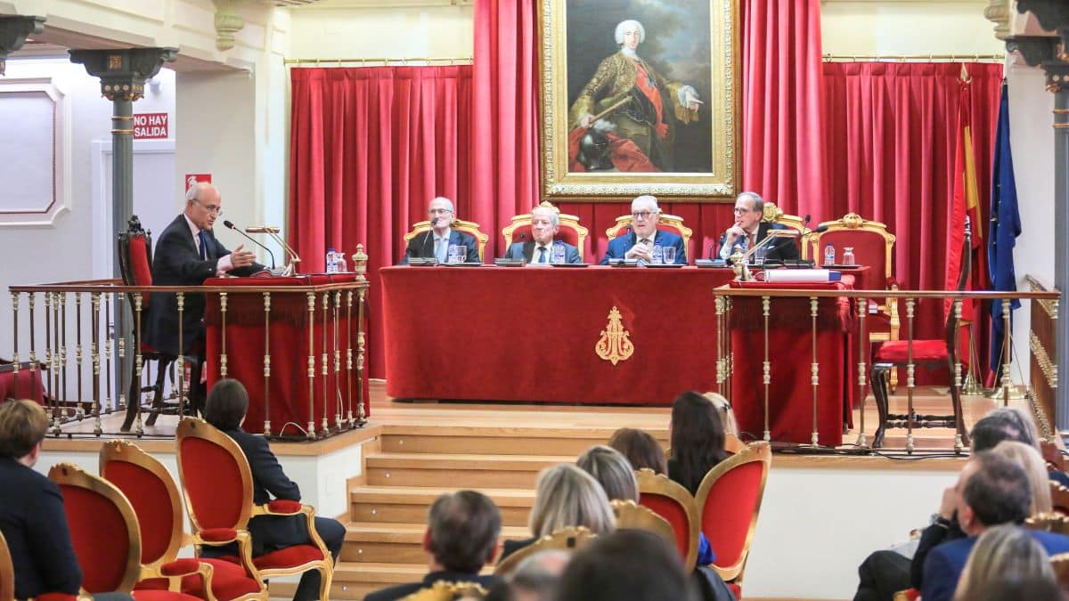 Vicente Magro Recibe El I Premio Vicente Gimeno Sendra Por Un Trabajo