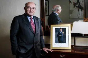 Carlos Carnicer en su despacho del CGAE, en el madrileño Paseo de Recoletos, junto a una foto dedicada por el Rey Felipe. 