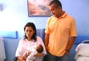 Andrés, el primer bebé medicamento gestado y nacido en España, salvó la vida a su hermano Javier, de 6 años. RTVE.