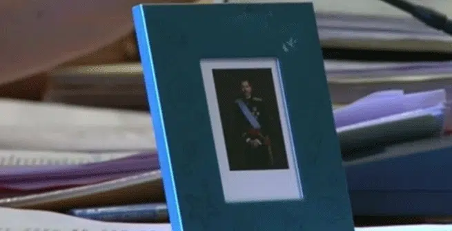 Denuncian que el retrato del Rey en Torredembarra es de tamaño foto de carné