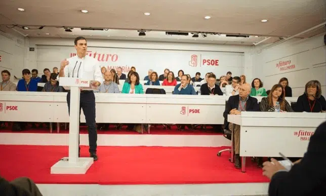 Los barones del PSOE respaldan la propuesta de consultar un pacto de Gobierno a su militancia
