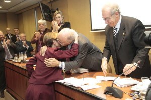 La primera cosa que hizo Victoria Ortega, tras tener la certeza de que había ganado, fue irse a abrazar con Carlos Carnicer, su mentor y principal apoyo.
