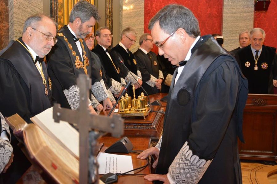 Sebastián Moralo Gallego reafirmando su compromiso de lealtad a la Constitución durante el acto de toma de posesión, que presidió Carlos Lesmes junto al vicepresidente del Tribunal Supremo, Ángel Juanes, y toda la Sala de Gobierno. Poder Judicial.