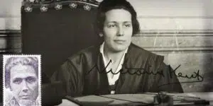 Victoria Kent en una foto de sus comienzos, como abogada, en la Audiencia Provincial de Madrid; el sello con su efigie fue acuñado en 1990 por la Fábrica Nacional de Moneda y Timbre como homenaje a su persona. RTVE.