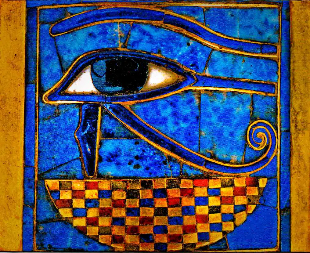 Sobre estas líneas, el ojo de Horus, el primero que inició la simbología; procede de Egipto.