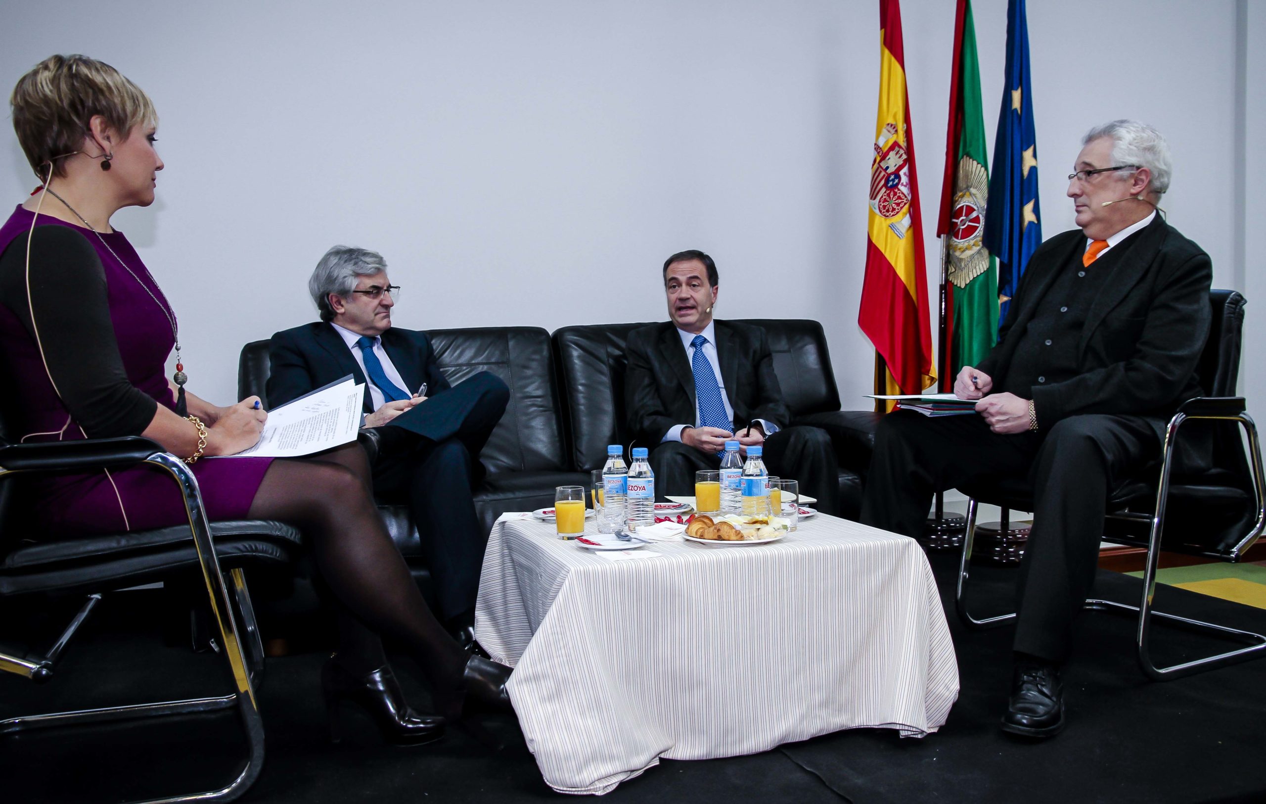Gloria Serrra, Javier San Martín, Martín Godino y Xavier Gil Pecharromán durante el desayuno. Confilegal.
