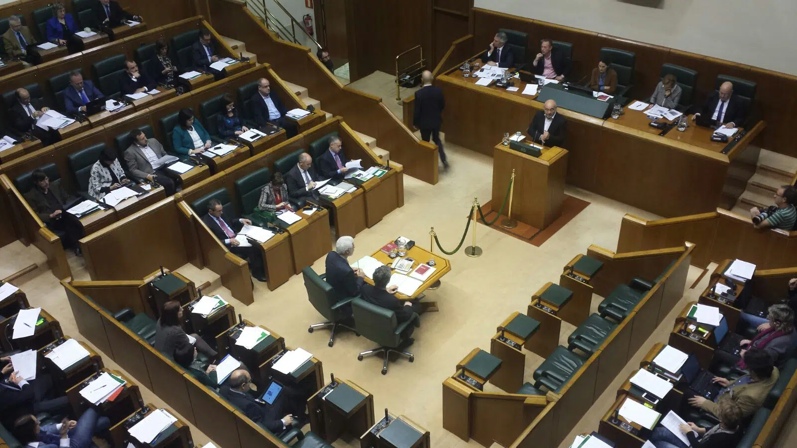 Por unanimidad el Parlamento vasco pide la supresión de las tasas para pymes y ONGs