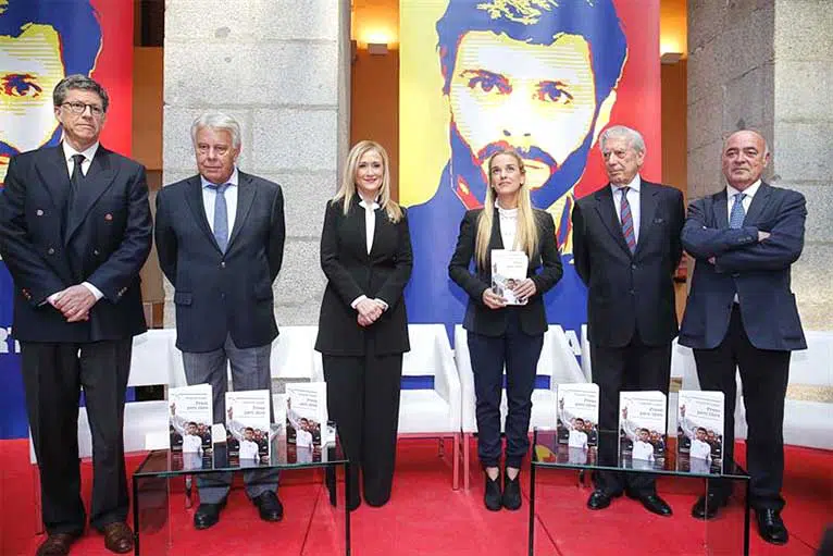 Leopoldo López, preso de conciencia en Venezuela, «un ejemplo de entereza», según Cristina Cifuentes