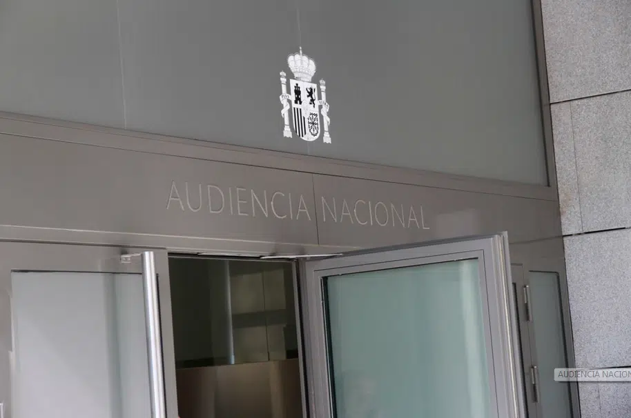 5 personas citadas ante el juez Andreu por quemar fotos del Rey en la Diada