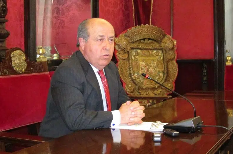 El alcalde de Granada y la concejal de Urbanismo presentan su dimisión