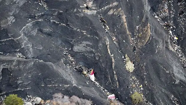 Los forenses identifican los restos de 78 víctimas del accidente aéreo de los Alpes
