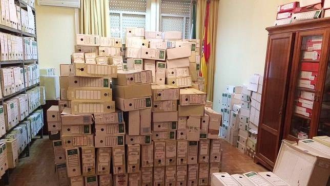La Junta envía unos armarios para guardar sumario de formación apilado en el suelo