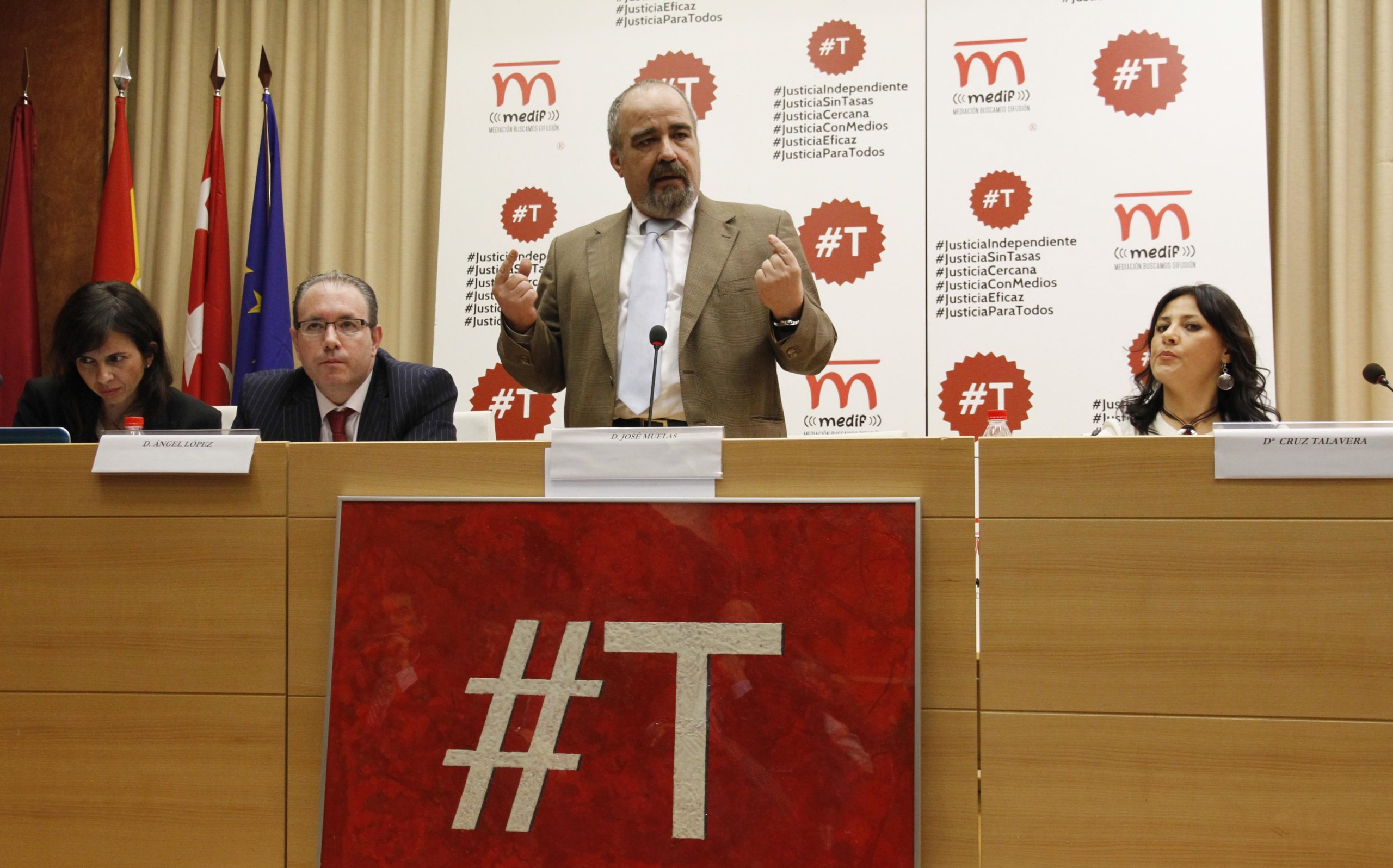 La «Brigada Tuitera» utiliza la «inteligencia de enjambre» en su guerra contra las tasas