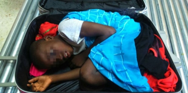 Adou, ‘el niño de la maleta’, podría quedarse legalmente en España