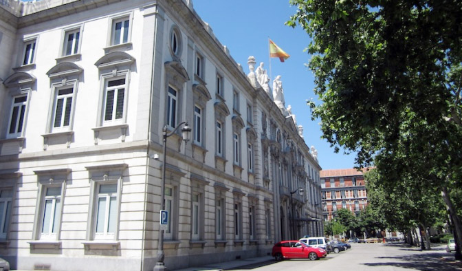 Más de 200 funcionarios piden acabar con el favoritismo de los magistrados en el parking del Supremo