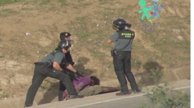 8 guardias civiles imputados por los golpes que recibió un inmigrante al saltar la valla de Melilla