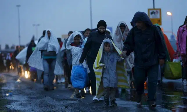 La UE acuerda la reubicación «voluntaria» de refugiados desde centros «controlados»