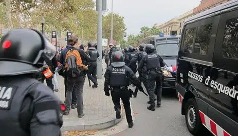 Seis mossos se enfrentan en juicio a once años de cárcel por la muerte un detenido