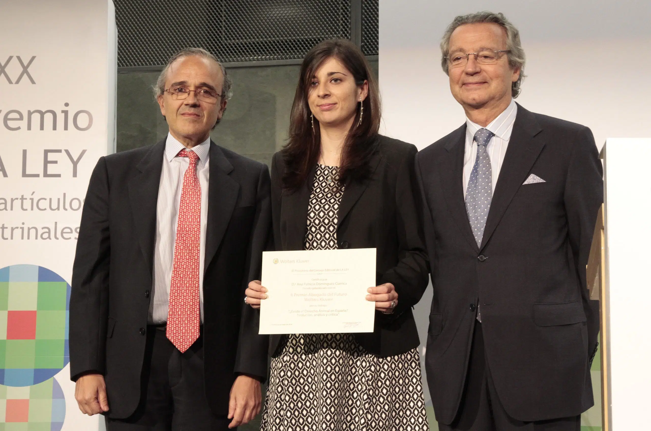 Ana Patricia Domínguez Cuenca se alzó con el galardón al premio del abogado del futuro. Confilegal. 