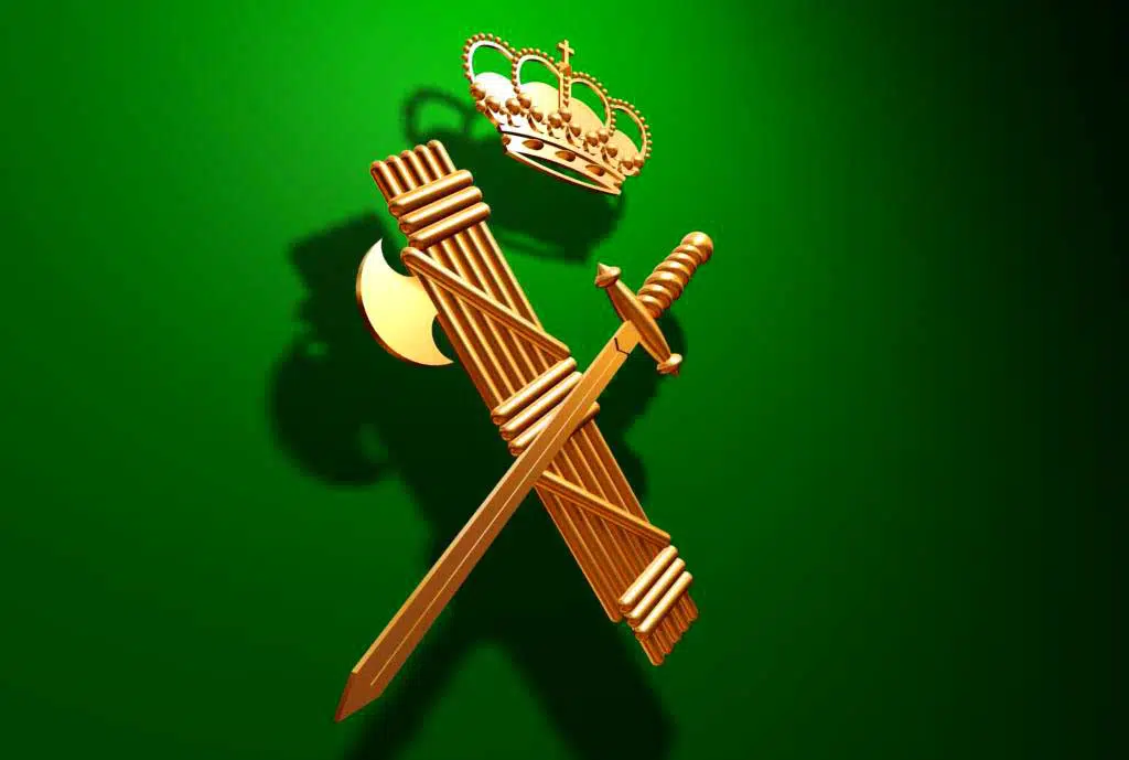 ¿Qué simbolizan las fasces romanas y la espada del actual escudo de la Guardia Civil?