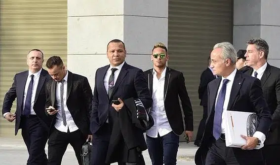 La Fiscalía pide juzgar al futbolista Neymar y a su padre por corrupción