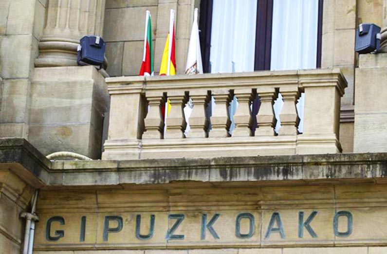 El Tribunal Supremo vuelve a anular un acuerdo de la Diputación de Guipuzcoa, bajo control de Bildu, por la bandera española