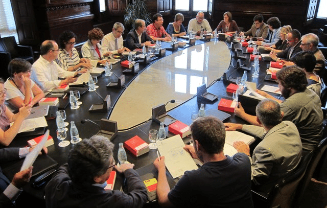 El Parlament aplaza llevar al pleno el proceso constituyente tras el aviso del Constitucional