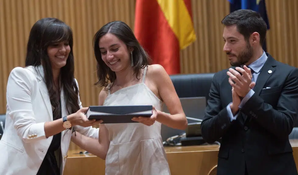 Lucía Aparicio se alza, por sorpresa, con el premio a la mejor jurista universitaria de España 2016