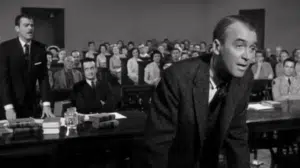 En la imagen el protagonista de la película, James Stewart en un momento del juicio