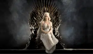 La khaleesi Daenerys Targaryen en su ansiado Trono de Hierro, algo que todos aspiraran lograr.