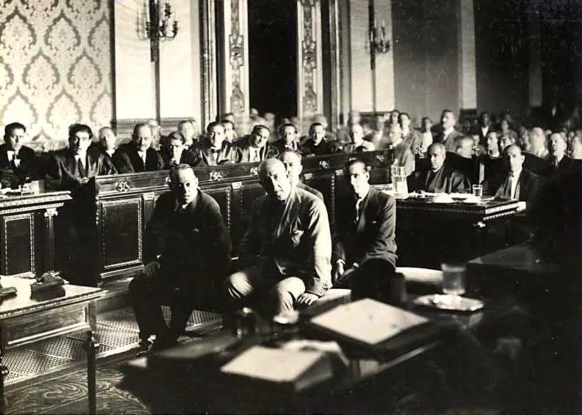 El teniente general José Sanjurjo, el primero por la izquierda, en el banquillo de los acusados junto a los tres imputados más, en el Salón de Plenos del Tribunal Supremo, donde tuvo lugar la vista pública. 
