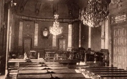El Salón de Plenos en 1931; al fondo se puede ver el escudo original, que contenía una efigie de Alfonso XIII en mármol blanco. Plortis/Crónica. 
