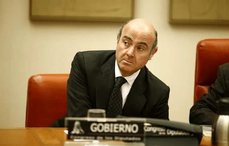 La oposición pide la dimisión de De Guindos, que afirma que Soria era el mejor de los diez candidatos