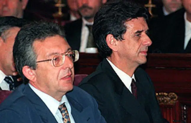 El diputado, Carlos Navarro, y el senador, Josep María Sala, los dos por el PSOE, en el banquillo de los acusados del Salón de Plenos, en el caso Filesa. 