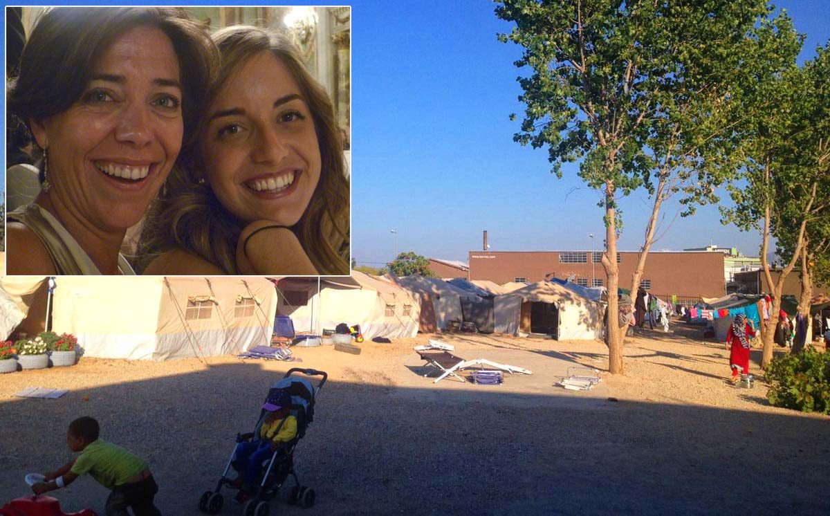 Una abogada y una experta en administración de empresas impulsan una biblioteca en el campo de refugiados de Oinofyta, Grecia