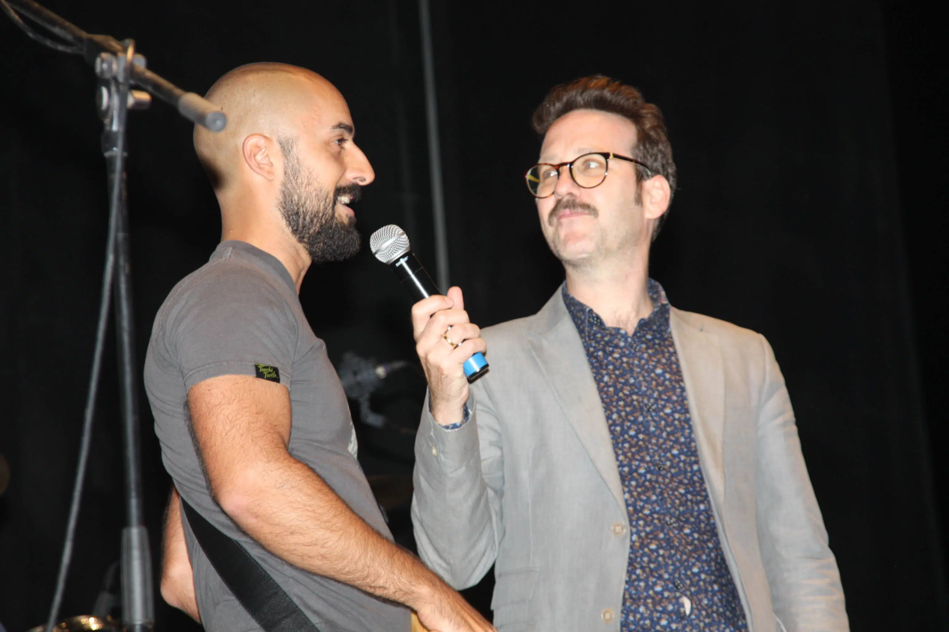 El humorista Joaquín Reyes hizo de conductor del concierto solidario, con entrevistas a los músicos-abogados. 