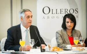 Jaime Olleros junto a Ivonne Vertiz, Subdirectora de Inversión Extranjera del Ministerio de Comercio Exterior y la Inversión Extranjera (Mincex) de Cuba.