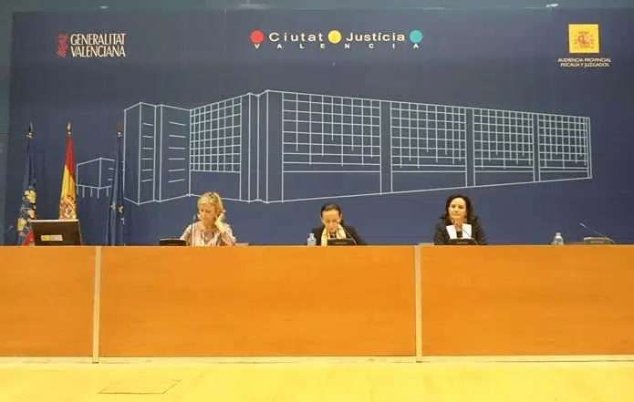 Gabriela Bravo, Pilar de la Oliva y Concepción Rodríguez en el acto de clausura. FJI. 