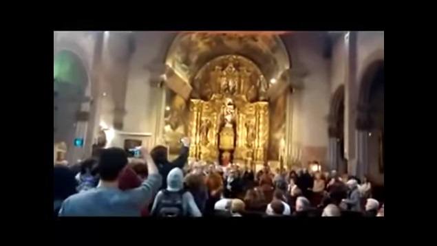 Cinco jóvenes condenados a un año de prisión por interrumpir una misa con una protesta a favor del aborto