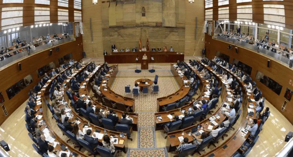 La oposición denuncia en el Pleno la grave situación de la justicia de la CAM