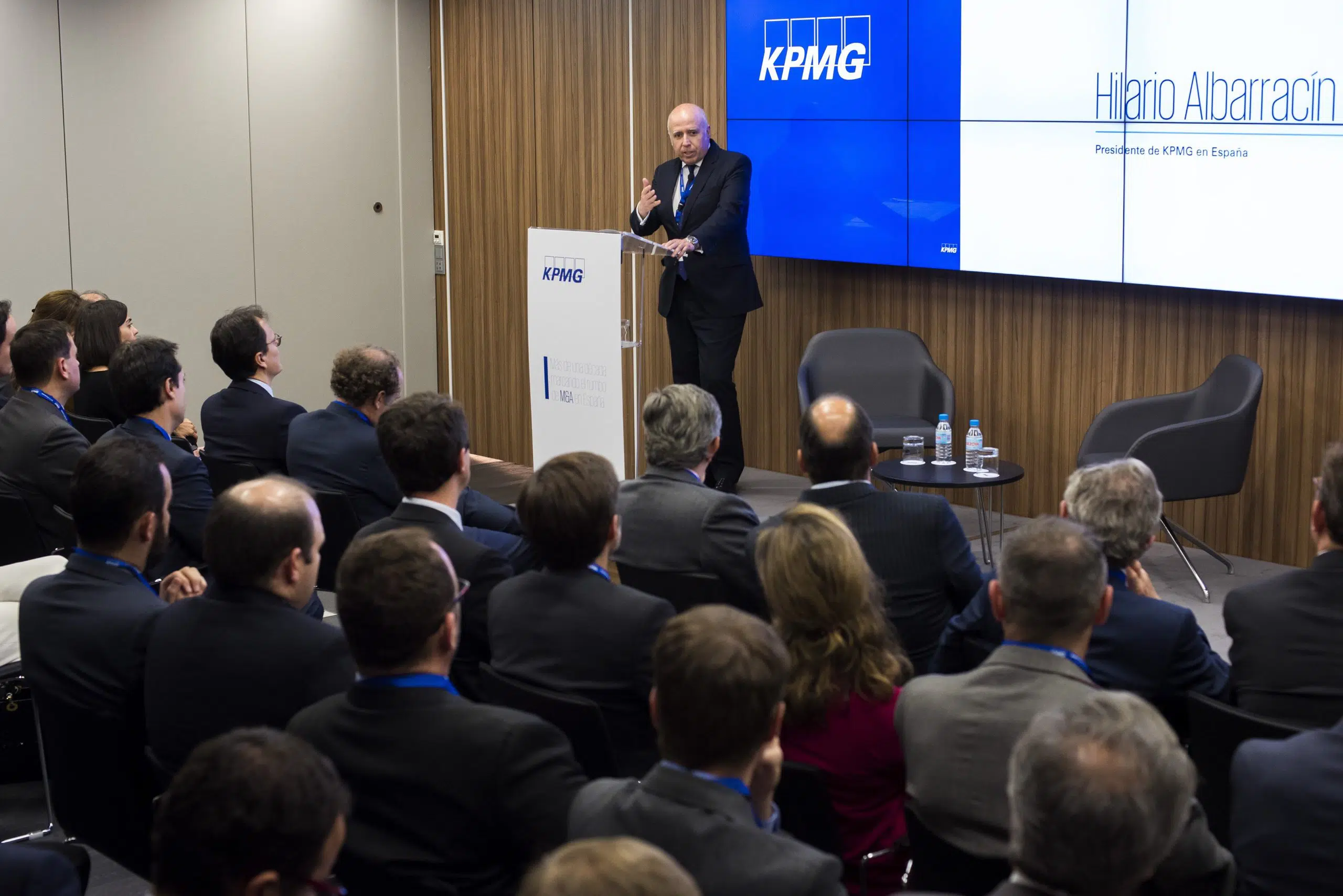 KMPG presenta un libro sobre diez años de fusiones y adquisiciones de empresas en España
