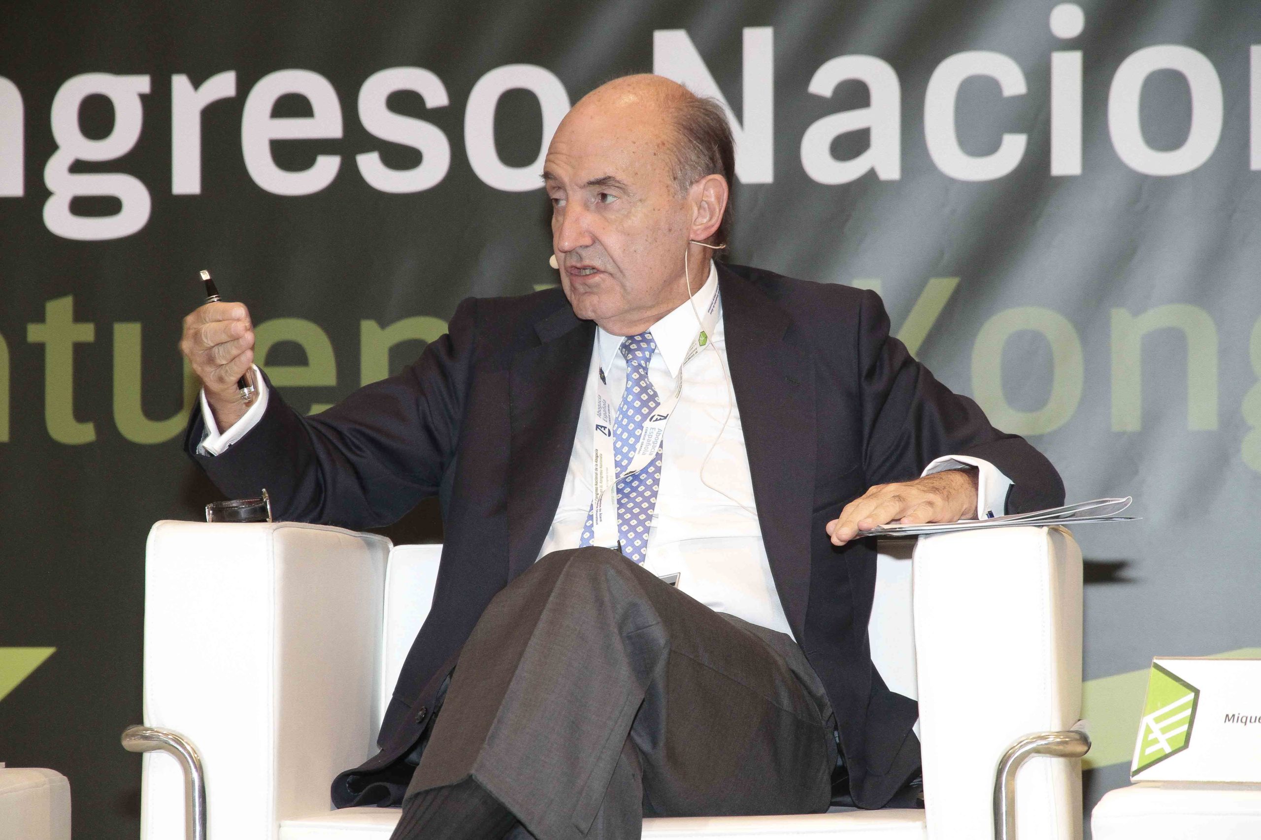 Miguel Roca, socio director de Roca Junyent, durante su intervención en el Congreso que el Consejo General de la Abogacía Española celebró en Vitoria en 2015. Confilegal. 