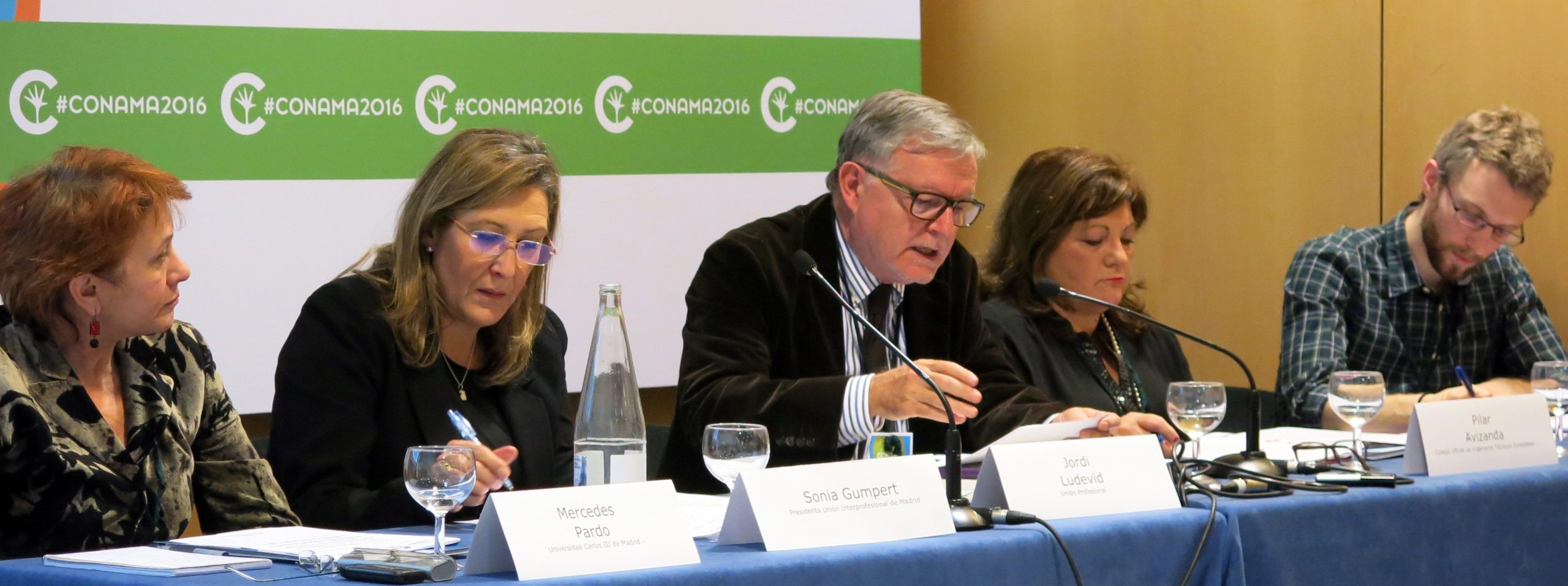 Las profesiones colegiadas estudiarán introducir factores medioambientales en sus códigos deontológicos