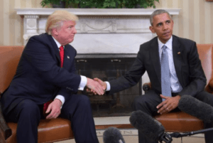 La imagen denota el frío saludo entre Donald Trump y Barak Obama.