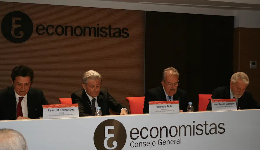 Los economistas debaten sobre la próxima reordenación de los órganos supervisores de mercados y competencia