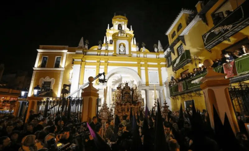 Se investiga a siete menores por mofarse de los disturbios de la «Madrugá» en Sevilla