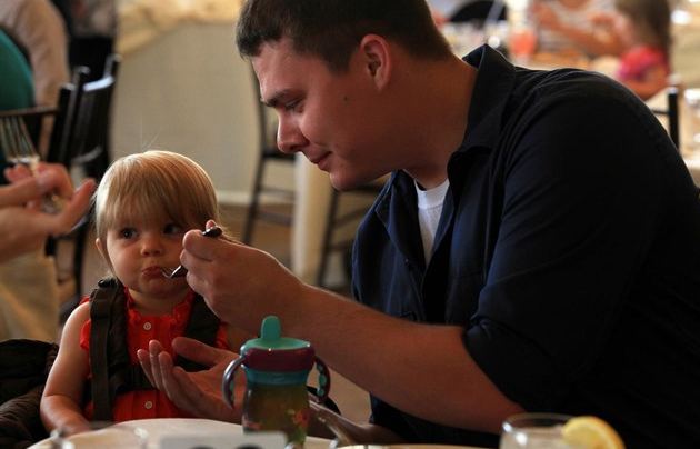 Bruselas propone 4 meses de permiso para que padres y madres cuiden de sus hijos