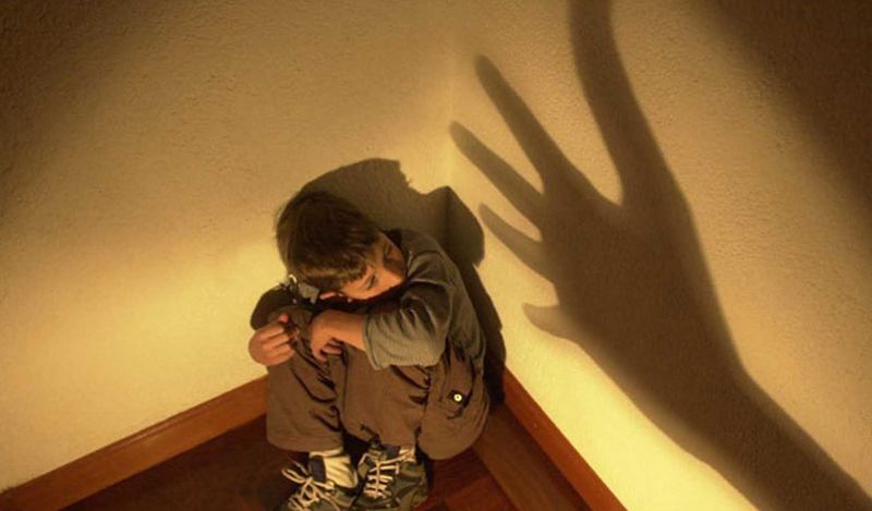 Condenada a 21 meses de prisión por insultar, golpear y quemar al hijo de seis años de su esposo