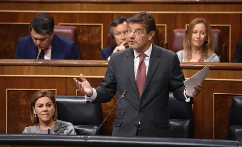 El ministro Catalá califica de «gravísima irresponsabilidad» la huida de Anna Gabriel